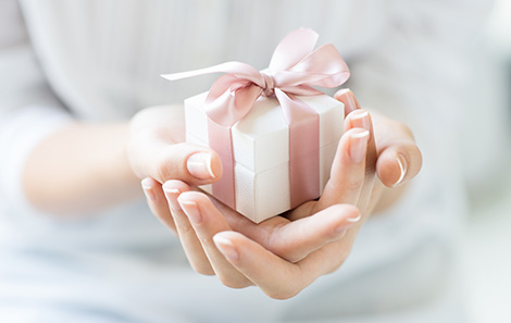 Hands holding a gift box.