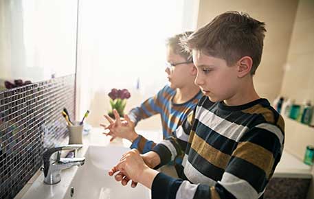 kids washing hands to prevent coronavirus
